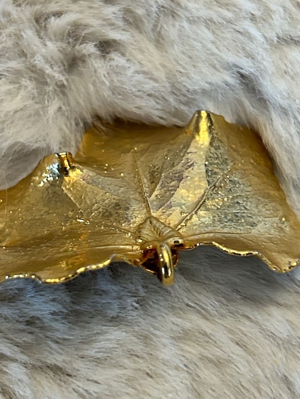 Gold plated leaf pendant for necklace - Picture 6 of 10